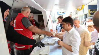 Elazığ’da cami çıkışı aşure bereketi