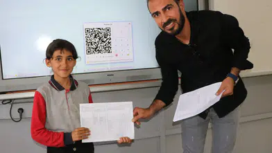 Üç yıl tek başına okudu şimdi otuz iki arkadaşıyla karne aldı