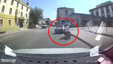 Batman'da motosiklet kazası kameraya saniye saniye yansıdı