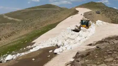 Bitlis dağlarında yaz ortasında kar mesaisi sürüyor
