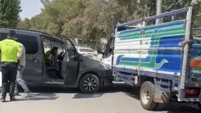 Nusaybin sokaklarında kamyonet ve hafif ticari aracın çarpıştığı kaza kameraya yansıdı