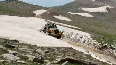 Bitlis yaylalarında yaz ortasında kar mesaisi devam ediyor