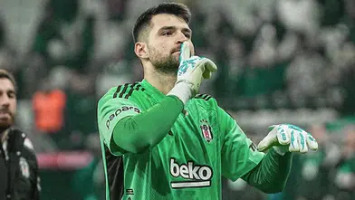 Beşiktaş'ta eldivenler el değiştiriyor: Ersin Destanoğlu rotayı İngiltere'ye kırdı