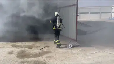Kızıltepe Buğday Pazarı bölgesindeki bir depoda iş makinesi alevlere teslim oldu
