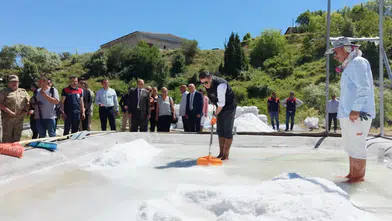 Pülümür tuzu üretiminde çalışan Tunceli Valisi Aygöl tescil belgesini teslim etti