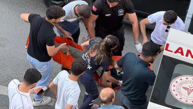 Yüksekova caddesinde fenalaşan kişiye çevredeki vatandaşlar anında müdahale etti