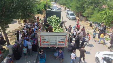 Muşta yerel üreticiden alınan karpuzlar sekiz mahallede halka ücretsiz dağıtıldı