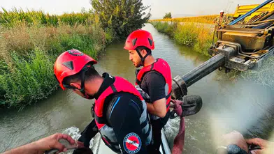 Silvan ilçesinde kanala devrilen otomobilin sürücüsü ölümden döndü