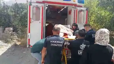 Yatağa bağımlı 140 kiloluk hasta evinden ekiplerle çıkarıldı