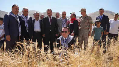 Büyükçiftlik'te hasat coşkusuna Kaymakam Hülür de katıldı