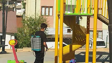 Hakkari belediyesi yaz aylarında haşerelere karşı ilaçlama mesaisini artırdı