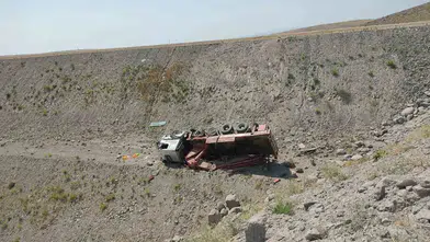 Çemişgezek yolunda kontrolden çıkan vinç uçuruma yuvarlandı