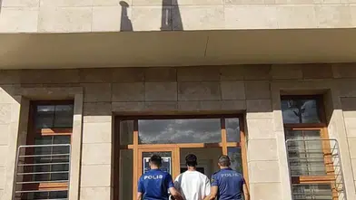 Varto polisi aranan hırsızlık hükümlüsünü sokak ortasında yakaladı