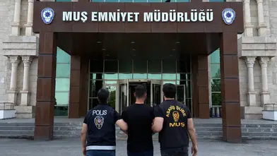 Muş polisi uzun süredir aranan firari hükümlüyü saklandığı adreste kıskıvrak yakaladı