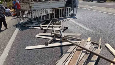 Elazığ Keban yolunda inşaat malzemesi taşıyan kamyonet devrildi