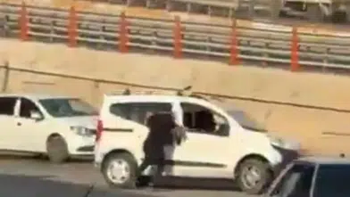 Şanlıurfa sokaklarında hareket halindeki araca tutunarak içeri girmeye çalıştı