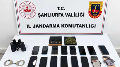 Mısır tarlasında yakalanan dolandırıcıların ev ve arabasından çıkanlar hayrete düşürdü