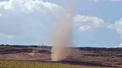 Bitlis kırsalında oluşan dev toz hortumu cep telefonuyla kaydedildi