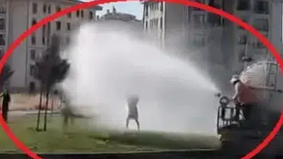 Diyarbakırda kavurucu sıcaklar çocukları belediye aracının suyunun altına taşıdı