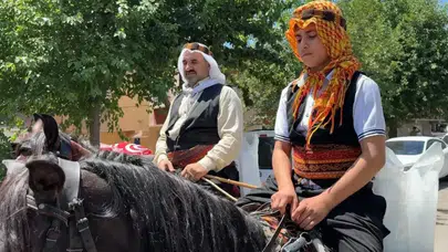Diyarbakırlı buz ustası at sırtında ferahlık dağıtıyor