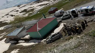 Hakkari yolunda araç şarampole uçtu 4 kişi yaralandı