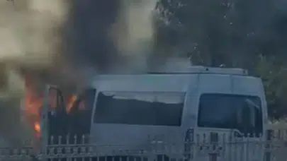 Diyarbakır'da seyir halindeki minibüs yanarak hurdaya döndü