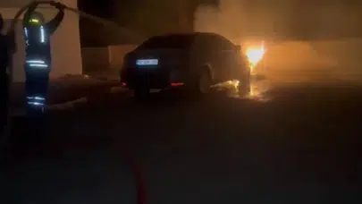 Siverek’te gece vakti park halindeki araç küle döndü