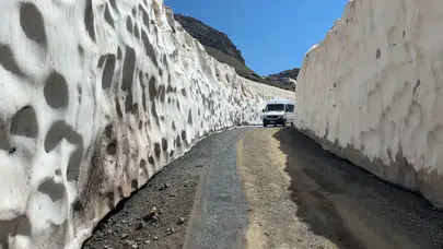 Hakkari dağlarında temmuz ayında kış manzarası görenleri şaşırtıyor