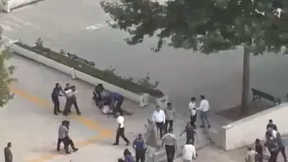 Adliye önünde kavga kamerada