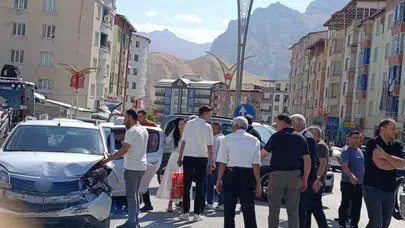 Hakkari merkezde iki aracın karıştığı trafik kazasında bir kişi yaralandı
