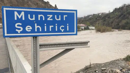Munzur taştı: Dersim’de yol kapandı
