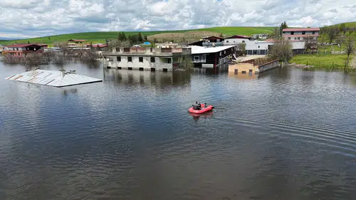 Ambar barajı’nın kapakları açıldı: 10 ev sular altında kaldı