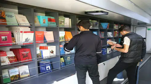 Diyarbakır’da kitap tırı yoğun ilgi gördü: Yüzde 40 indirim dikkat çekti