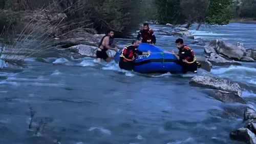 Dicle Nehri’nde korku dolu anlar: Mahsur kalan genç AFAD ekiplerince kurtarıldı