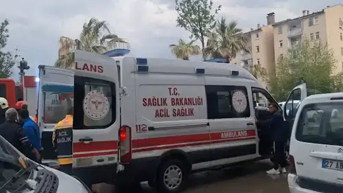 Birecik’te fırtına can aldı: Güneş paneli otomobilin üzerine düştü