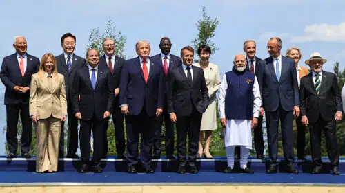 G7 Zirvesi'nde protokolün dışına taşan anlar: Macron saatini unuttu, Trump Grönland'ı hatırlattı