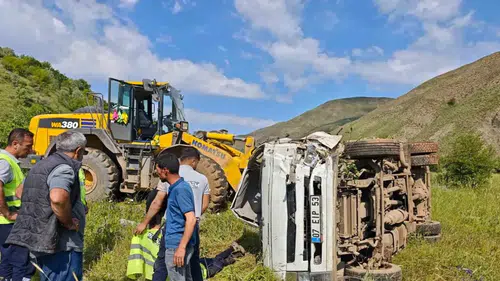 Bingöl'de su tankeri devrildi: 2 kişi yaralandı,