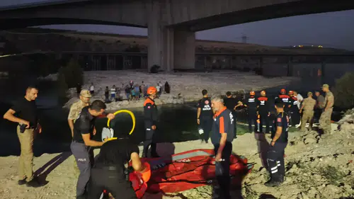Bozova ilçesinde piknik yapan 32 kişi yükselen suların arasında kaldı