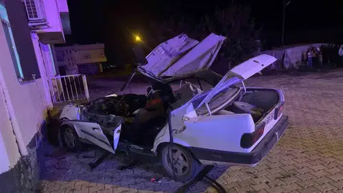 Kızıltepe ilçesinde otomobil ve traktörün karıştığı kazada dört kişi yaralandı
