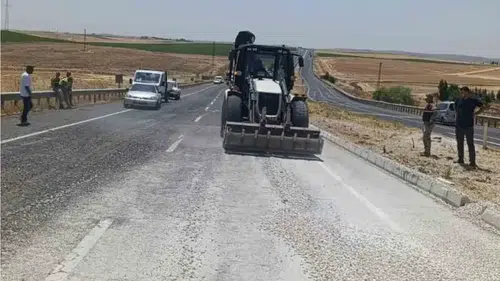 Çınar ilçesinde yoldan çıkan hafriyat kamyonu devrildi