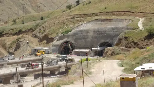 Yüksekova'da T2 tünel çalışması tüm hızıyla sürüyor