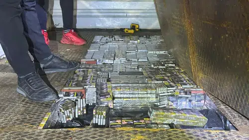 Batman'da kamyonetin gizli bölmesinden çıktı: Binlerce kaçak sigara ele geçirildi