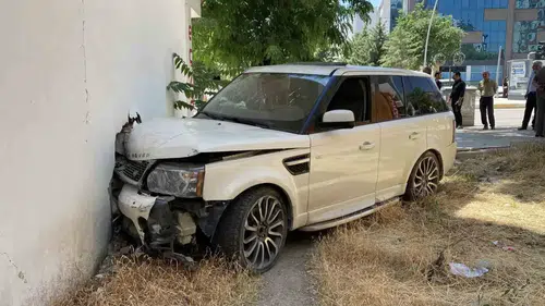 Elazığ’da kaldırımda yürüyen gence çarpan cip binaya daldı