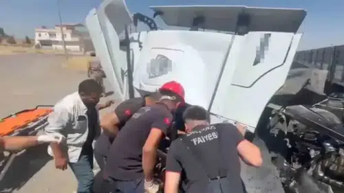 Viranşehir'de feci kaza: Tır sürücüsü hayatını kaybetti
