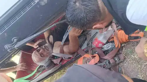 Bismil yolunda kontrolden çıkan çekici devrildi