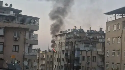 Diyarbakır Yenişehir'de bir apartmanın çatısı alevlere teslim oldu