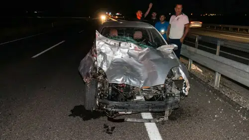 Siverek yolunda dehşet anları: Eşeğe çarpmamak isterken bariyerlere savruldular