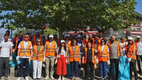 Tarihi galibiyetin ardından stadyum çevresinde temizlik seferberliği