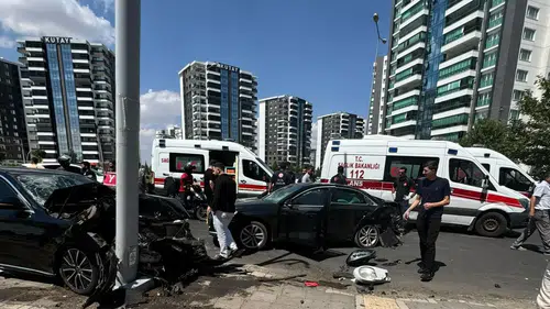 Diyarbakır Kayapınar’da iki otomobil çarpıştı: 1’i ağır 2 yaralı