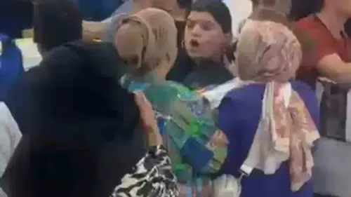 Diyarbakır’da mağaza açılışı izdihama dönüştü: Kapılar açılmadan içeri girmeye çalıştılar